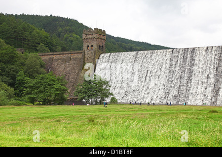 Barrage Réservoir Derwent Derwent sur Fairholmes East Derwent Valley dark Derbyshire Peak District National Park England UK Banque D'Images