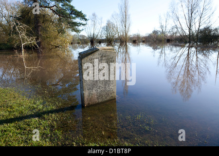 Les inondations par la rivière Severn - 29/11/2012- une tombe dans le cimetière sous les eaux de crue à Chaceley, Gloucestershire UK Banque D'Images