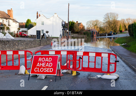 Les inondations par la rivière Severn - 29 novembre 2012 - l'A417 route fermée par les eaux de crue à Maisemore, Gloucestershire, Royaume-Uni Banque D'Images
