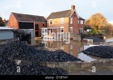 Les inondations par la rivière Severn - 29 novembre 2012 - Cour du charbon local par la rivière Severn à Maisemore inondées, Gloucestershire, Royaume-Uni Banque D'Images