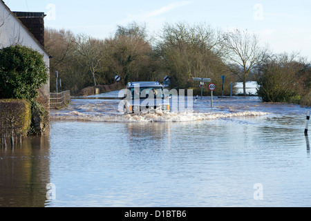 Les inondations par la rivière Severn - 29 novembre 2012 - Un Land Rover de conduire sur une route inondée à Tirley, Gloucestershire, Royaume-Uni Banque D'Images