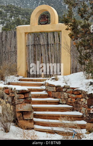 La clôture avec Coyote snowy étapes de Canyon Road, Santa Fe, New Mexico, USA Banque D'Images