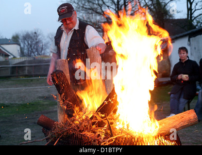 Seeburg, Allemagne, Pâques le feu sur un cheval Banque D'Images