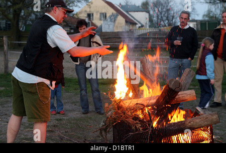 Seeburg, Allemagne, Pâques le feu sur un cheval Banque D'Images