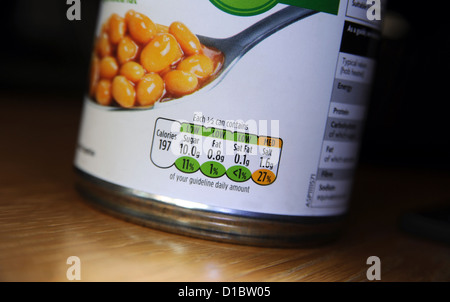 Les aliments peuvent étiquette indiquant l'orientation des quantités quotidiennes D'ALIMENTS GRAS SEL SUCRE CALORIES RE LES PERSONNES EN SURPOIDS OBÉSITÉ RÉGIME SANTÉ UK Banque D'Images