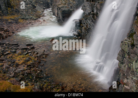 / Storulfossen Bruresløret, cascade dans le magasin Ula River, Rondane National Park, Dovre, Norvège Banque D'Images