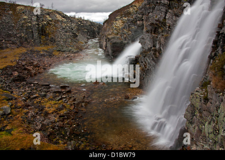 / Storulfossen Bruresløret, cascade dans le magasin Ula River, Rondane National Park, Dovre, Norvège Banque D'Images