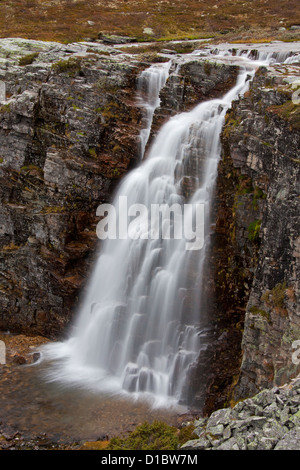 / Storulfossen Bruresløret, cascade dans le magasin Ula River, Rondane National Park, Dovre, Norvège Banque D'Images