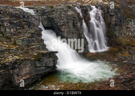 / Storulfossen Bruresløret, cascade dans le magasin Ula River, Rondane National Park, Dovre, Norvège Banque D'Images