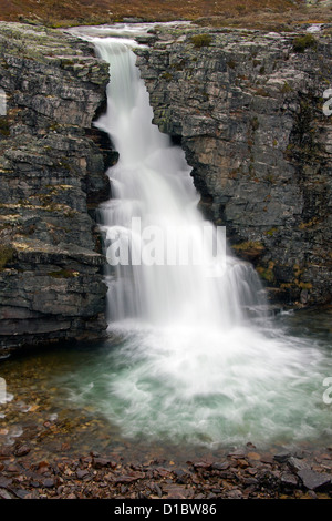 / Storulfossen Bruresløret, cascade dans le magasin Ula River, Rondane National Park, Dovre, Norvège Banque D'Images