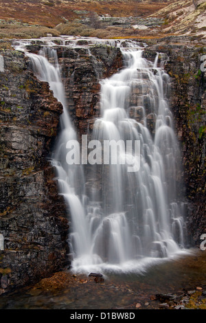 / Storulfossen Bruresløret, cascade dans le magasin Ula River, Rondane National Park, Dovre, Norvège Banque D'Images