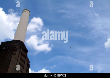 En regardant l'une des cheminées de la centrale électrique de Battersea avant le développement, tourné en 2008. Banque D'Images