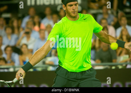 Juan Martin Del Potro sur le point de frapper d'un disque durant et match d'exhibition contre Roger Federer à Buenos Aires en décembre 2012 Banque D'Images