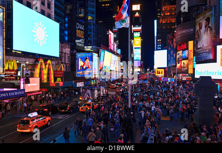 Foule de gens à Times Square New York City New York Banque D'Images