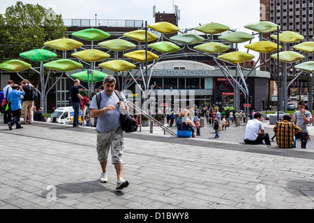 'Le Banc' - un art cinétique au Stratford Centre - composé de feuilles de titane brillant. Banque D'Images