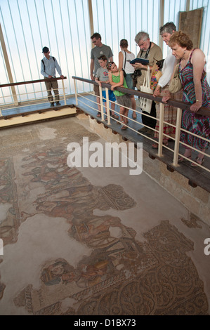 Affichage des visiteurs l'mosaïques dans la salle de réception de la maison d'Aion Paphos Pafos Chypre Archaeological Park Banque D'Images