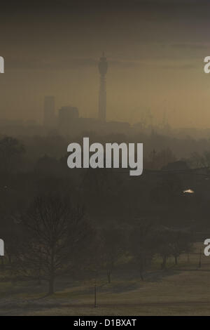 Londres, Royaume-Uni. 12 décembre 2012. Le gel et le brouillard de l'autre côté de Londres vu de Primrose Hill, Londres Banque D'Images