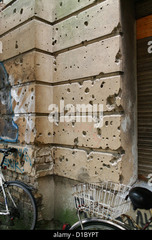 Berlin, Allemagne, trous de balle de la guerre sur une façade Banque D'Images