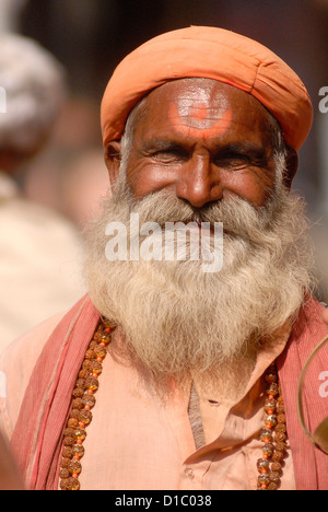 L'Inde, Rajasthan, Pushkar. Un homme sourit à la caméra à la Pushkar Camel juste. Banque D'Images