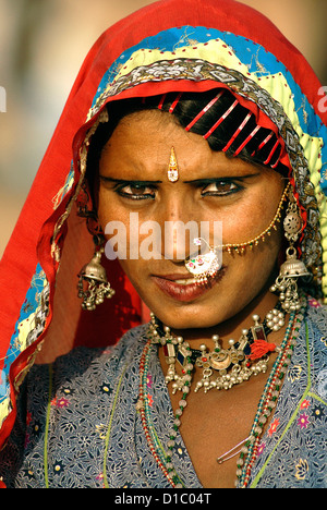 L'Inde, Rajasthan, Pushkar. Les femmes des groupes semi-nomades du Rajasthan sont des danseurs et artistes. Banque D'Images