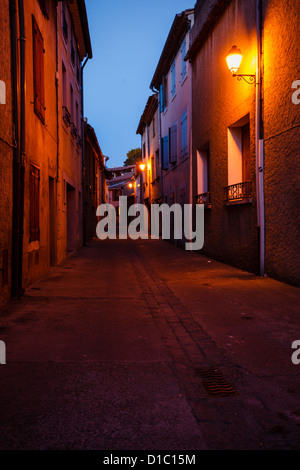 Allumer les lampes à gaz rue étroite au crépuscule dans la vieille ville fortifiée de Carcassonne, France. Banque D'Images