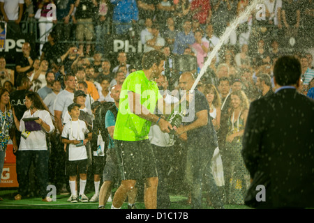 Juan Martin Del Potro, pierres champagne pendant et match d'exhibition contre Roger Federer à Buenos Aires en décembre 2012 Banque D'Images