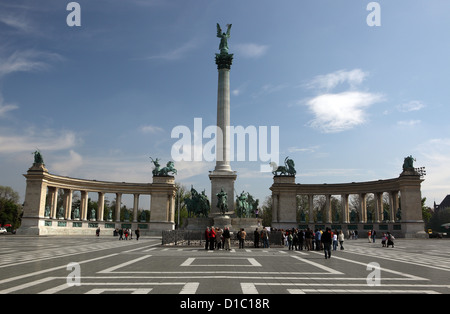 Budapest, Hongrie, et Monument du Millénaire colonnade de la Place des Héros Banque D'Images