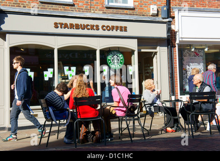 Starbucks café, avec des clients assis à l'extérieur, North Street, Chichester, West Sussex, Royaume-Uni Banque D'Images