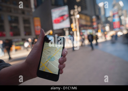 Un utilisateur d'iPod touch affiche l'application Google Maps sur son terminal à Times Square à New York Banque D'Images