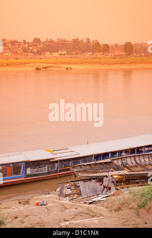 Rives du Mékong à la recherche vers le Laos au crépuscule, Chiang Khong, province de Chiang Rai, Thaïlande Banque D'Images