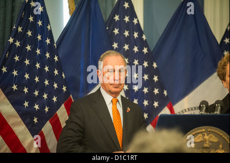 Le maire Mike Bloomberg, rejoint par les membres du conseil municipal et des représentants du gouvernement, lors d'une cérémonie de signature du projet de loi Banque D'Images