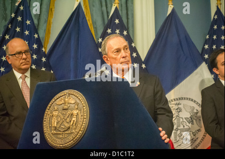 Le maire Mike Bloomberg, rejoint par les membres du conseil municipal et des représentants du gouvernement, lors d'une cérémonie de signature du projet de loi Banque D'Images