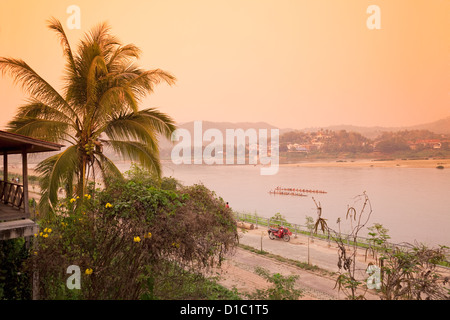 Rives du Mékong à la recherche vers le Laos au crépuscule, Chiang Khong, province de Chiang Rai, Thaïlande Banque D'Images