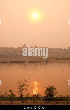 Rives du Mékong à la recherche vers le Laos à l'aube, Chiang Khong, province de Chiang Rai, Thaïlande Banque D'Images