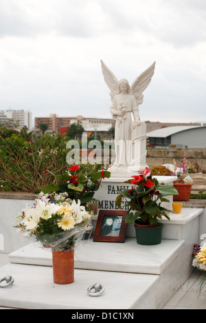 Alcudia, Mallorca, Spain, angel sculpture sur une tombe dans le cimetière Banque D'Images