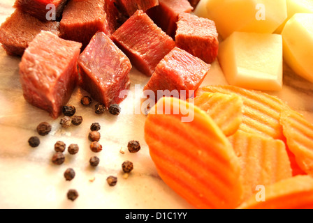 Les viandes, pommes de terre, carottes et de poivre en grains Banque D'Images