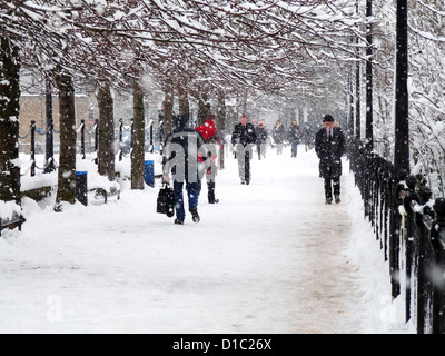 Le navettage dans London snow Banque D'Images