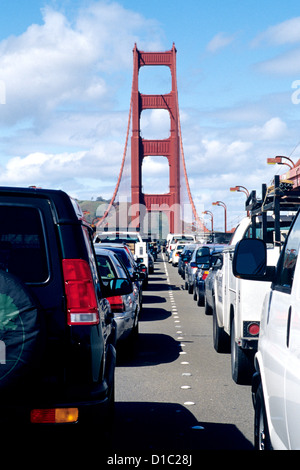 L'heure de pointe du trafic commute pare-chocs à pare-chocs sauvegarde sur Golden Gate Bridge approchant le comté de Marin à San Francisco, Californie Banque D'Images