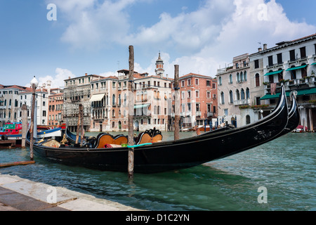 Une gondole traditionnelle se trouve sur les rives du Grand Canal à Venise Banque D'Images