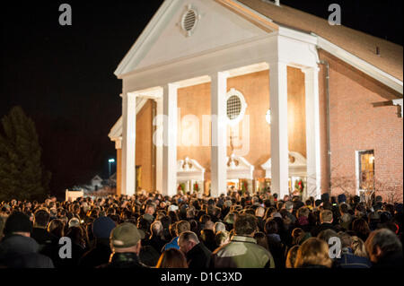 Newtown, TC 14 Dec 2012 - Les gens se rassemblent à l'extérieur d'une veillée pour les victimes de la fusillade à l'école élémentaire de Sandy Hook à Newtown CT., tenue à l'église Sainte Rose de Lima à Newtown, TC 14 décembre 2012. (Photo par Gordon M. Grant/Alamy Live News) Banque D'Images