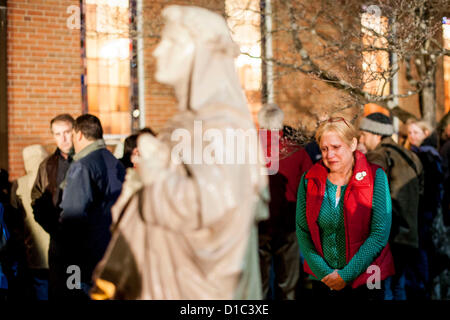 Newtown, TC 14 Dec 2012 - Diane Heineken de Newtown, TC pleure tandis qu'à l'extérieur d'une veillée pour les victimes de la fusillade à l'école élémentaire de Sandy Hook à Newtown CT., tenue à l'église Sainte Rose de Lima à Newtown, TC 14 décembre 2012. (Photo par Gordon M. Grant/Alamy Live News) Banque D'Images