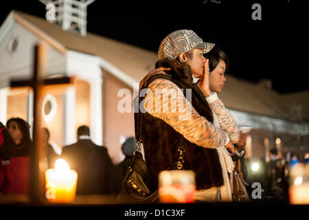 Newtown, Tc - 14 décembre 2012 - Deux femmes pleurer alors qu'en dehors d'une veillée pour les victimes de la fusillade à l'école élémentaire de Sandy Hook à Newtown CT., tenue à l'église Sainte Rose de Lima à Newtown, TC 14 décembre 2012. (Photo par Gordon M. Grant/Alamy Live News) Banque D'Images