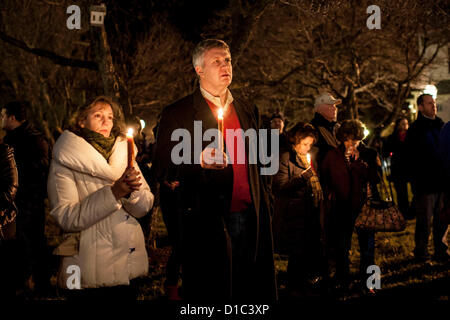 Newtown, Tc - 14 décembre 2012 - Les gens se tiennent à l'extérieur d'une veillée pour les victimes de la fusillade à l'école élémentaire de Sandy Hook à Newtown CT., tenue à l'église Sainte Rose de Lima à Newtown, TC 14 décembre 2012. (Photo par Gordon M. Grant/Alamy Live News) Banque D'Images