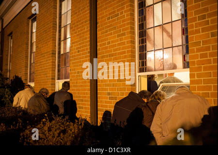 Newtown, Tc - 14 décembre 2012 - Les gens se tiennent près de la fenêtre à l'extérieur d'une veillée pour les victimes de la fusillade à l'école élémentaire de Sandy Hook à Newtown CT., tenue à l'église Sainte Rose de Lima à Newtown, TC 14 décembre 2012. (Photo par Gordon M. Grant/Alamy Live News) Banque D'Images