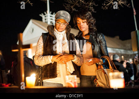 Newtown, Tc - 14 décembre 2012 - deux femmes à l'extérieur d'une veillée pour les victimes de la fusillade à l'école élémentaire de Sandy Hook à Newtown CT., tenue à l'église Sainte Rose de Lima à Newtown, TC 14 décembre 2012. (Photo par Gordon M. Grant/Alamy Live News) Banque D'Images