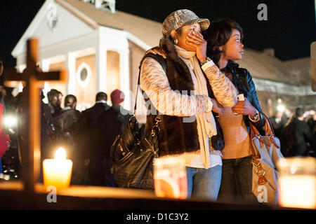 Newtown, Tc - 14 décembre 2012 - deux femmes à l'extérieur d'une veillée pour les victimes de la fusillade à l'école élémentaire de Sandy Hook à Newtown CT., tenue à l'église Sainte Rose de Lima à Newtown, TC 14 décembre 2012. (Photo par Gordon M. Grant/Alamy Live News) Banque D'Images