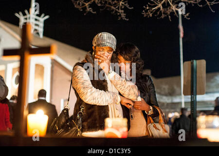 Newtown, Tc - 14 décembre 2012 - deux femmes à l'extérieur d'une veillée pour les victimes de la fusillade à l'école élémentaire de Sandy Hook à Newtown CT., tenue à l'église Sainte Rose de Lima à Newtown, TC 14 décembre 2012. (Photo par Gordon M. Grant/Alamy Live News) Banque D'Images