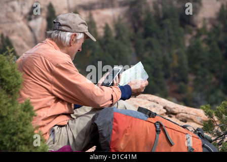 Randonneur navigation par GPS et carte dans la Montagnes Abajo, Utah. Banque D'Images