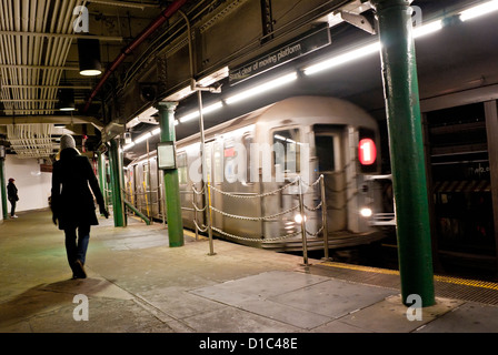 Un certain nombre 1 IRT Subway train tire dans l'ancienne station de métro de South Ferry avec plate-forme mobile. Banque D'Images