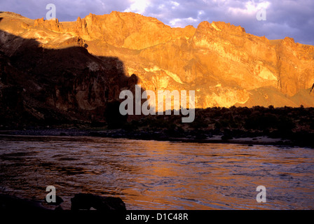 Alpenglow (coucher du soleil) réfléchie sur des falaises, au-dessus de la rivière Owyhee SE Oregon Banque D'Images